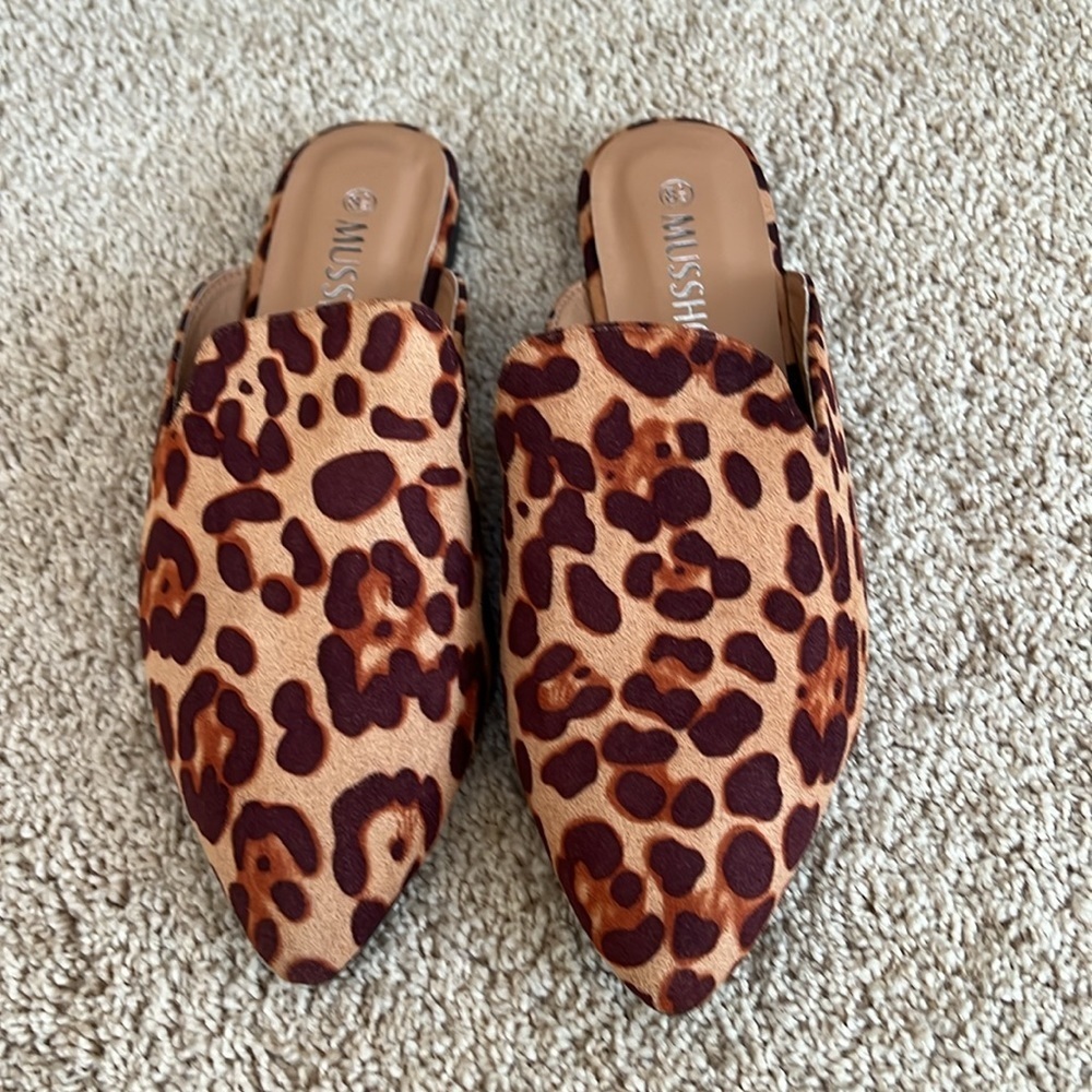 Musshoe SZ 8.5 leopard mules.